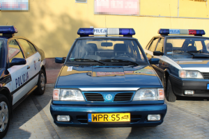 Na zdjęciu widoczny jest pojazd m-ki polonez ze starym granatowym oznakowaniem policyjnym