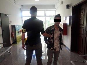 Policjant z zatrzymanym mężczyzną