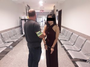 Policjant z zatrzymaną kobietą