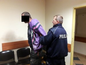 Policjant z zatrzymanym mężczyzną