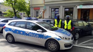 Policjanci, którzy pomogli rodzącej kobiecie w drodze do szpitala