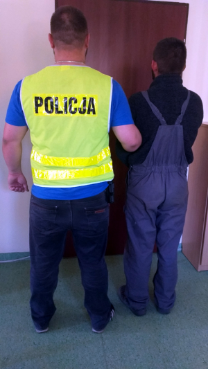 Policjant z zatrzymanym mężczyzną
