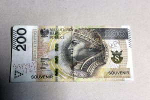 Na zdjęciu widoczny jest &quot;souvenir&quot; imitujący banknot 200 zł
