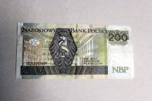 Na zdjęciu widoczny jest souvenir imitujący banknot 200 zł