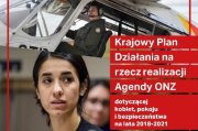Na zdjęciu widoczny jest plakat z wizerunkiem kobiet, w górnym planie zdjęcia widoczna jest kobieta w kombinezonie pilota siedząca za sterami samoloty, poniżej widoczna jest twarz kobity, po prawej stronie zdjęcia zamieczone są na czerwonym tyle napisy w kol0orze białym informujące o Krajowym Planie Działania na rzecz Agendy ONZ dotyczącej kobiet, pokoju i bezpieczeństwa na lata 2018-2021