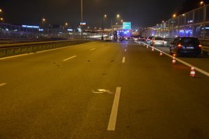 na zdjęciu widoczne są trzy pasy ruchu drogi ekspresowej S-8 w miejscowości Wolica w kierunku Warszawy. Na skrajnym prawym pasie widoczne są przejeżdżające pojazdy osobowe. na środku trasy stoi w poprzek wóz strażacki.
