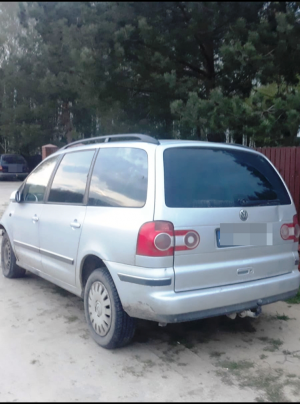 Na zdjęciu widoczny jest zaparkowany na czterech jezdnych kołach samochód marki volkswagen koloru srebrnego typu kombi. Wyróżnik tablicy rejestracyjnej jest wypikselowany.