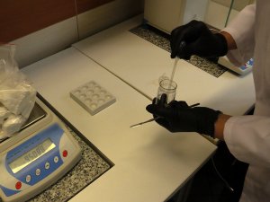Na zdjęciu widoczny jest proces badania zabezpieczonej substancji przez laboranta.