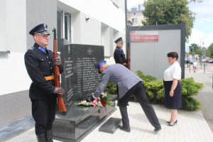 Przewodnicząca Stowarzyszenia Rodzina Policyjna 1939 Oddział w Warszawie razem Komendantem Powiatowym Policji w Pruszkowie składa kwiaty pod pomnikiem poległych policjnatów