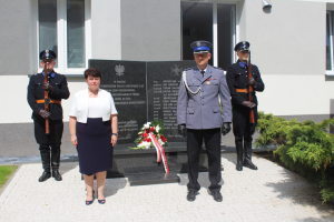 Przewodnicząca Stowarzyszenia Rodzina Policyjna 1939 Oddział w Warszawie razem Komendantem Powiatowym Policji w Pruszkowie składa kwiaty pod pomnikiem poległych policjnatów