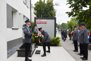 Złożenie kwiatów pod pomnikiem poległych policjantów