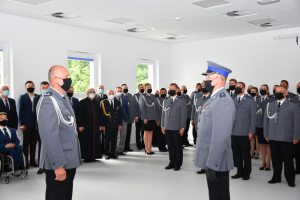 Dowódca uroczystości składa meldunek Komendantowi Powiatowemu Policji w Pruszkowie