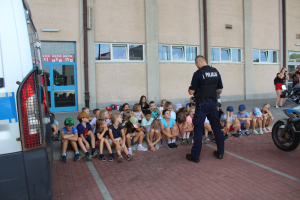 Policjanci na spotkaniu z młodzieżą przebywającą na półkoloniach w Pruszkowie rozmawiają o bezpieczeństwie nad woda i prezentują sprzęt policyjny