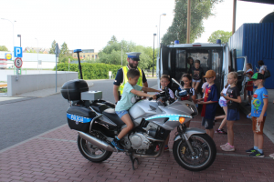 Policjanci na spotkaniu z młodzieżą przebywającą na półkoloniach w Pruszkowie rozmawiają o bezpieczeństwie nad woda i prezentują sprzęt policyjny