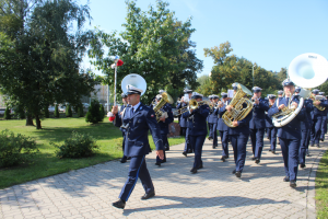 Orkiestra Reprezentacyjna Policji wchodzi na plac , gdzie maja się odbyć uroczystości.