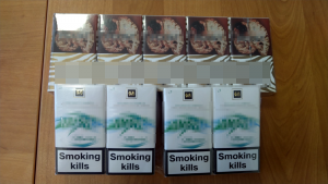 Na zdjęciu widoczny jest karton wypełniony paczkami nielegalnych papierosów.