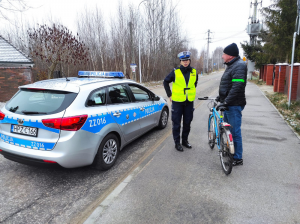 Na zdjęciu policjantka rozmawia z rowerzystą.