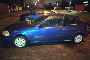 Na zdjęciu widoczny jest samochód marki honda koloru niebieskiego odzyskany przez policjantów z Nadarzyna.