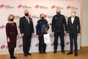 Na zdjęciu widoczni są przedstawiciele Starostwa Pruszkowskiego oraz wyróżniona policjantka wraz z Komendantem Powiatowym Policji w Pruszkowie.