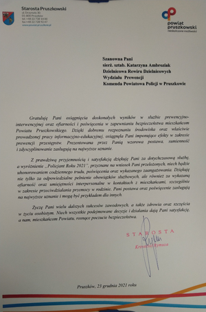 Na zdjęciu widoczny jest list gratulacyjny dla wyróżnionej policjantki.
