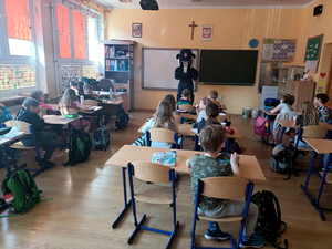 Na zdjęciu widoczna jest maskotka Komendy Stołecznej Policji - sierżant Borsuk, który prowadzi zajęcia na temat bezpieczeństwa z uczniami klas I-III w Szkole Podstawowej nr 4 w Pruszkowie.