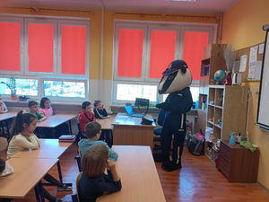 Na zdjęciu widoczna jest maskotka Komendy Stołecznej Policji - sierżant Borsuk, który prowadzi zajęcia na temat bezpieczeństwa z uczniami klas I-III w Szkole Podstawowej nr 4 w Pruszkowie.