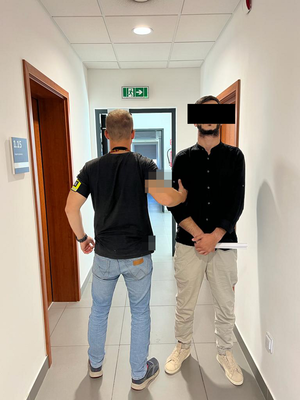 Policjant z zatrzymanym mężczyzną