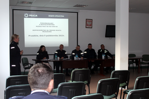 policjanci  podczas debat społecznych w Pruszkowie