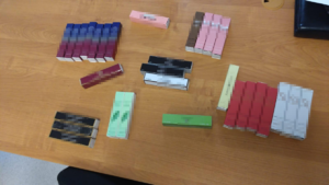 zabezpieczone perfumy przez policjantów