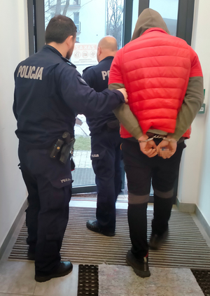 dzielnicowi z zatrzymanym kierowcą