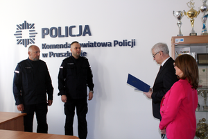 Kierownik Ogniwa Patrolowo- Interwencyjnego KPP w Pruszkowie wyróżniony przez Starostę Pruszkowskiego