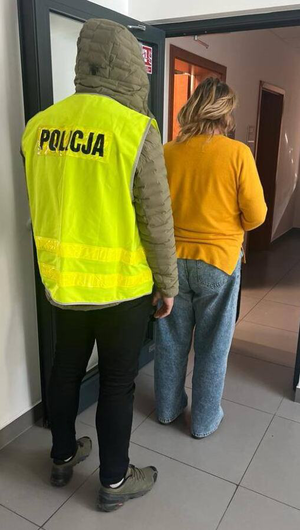 policjant z zatrzymaną kobietą
