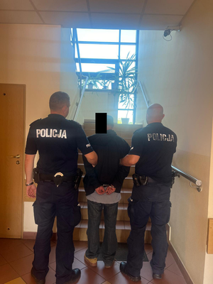 policjanci z zatrzymanym mężczyzną