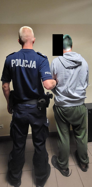 Policjant z zatrzymanym mężczyzną