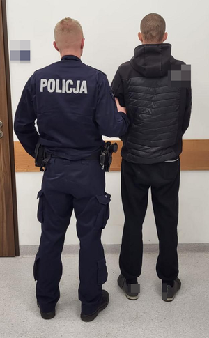 Policjant z zatrzymanym poszukiwanym