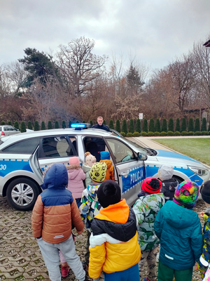 Policjanci podczas spotkania z przedszkolakami