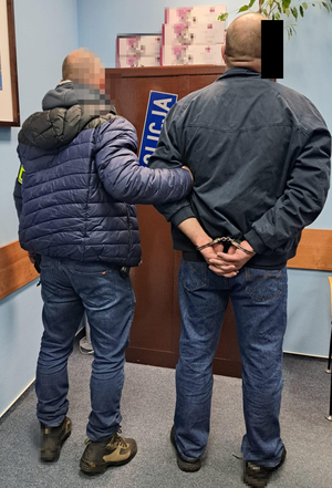policjant z jednym z zatrzymanych mężczyzn