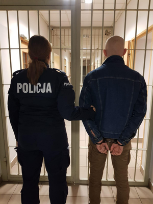 Policjantka z zatrzymanym mężczyzną