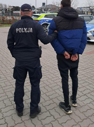 Policjant z zatrzymanym mężczyzną