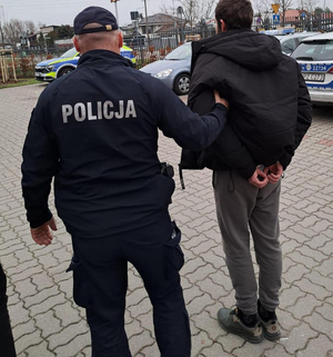 Policjant z zatrzymanym mężczyzną