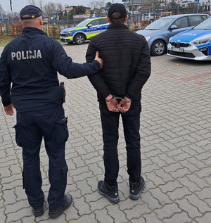 Policjant z zatrzymanym mężczyzną