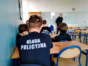 policjanci podczas spotkania z uczniami klasy policyjnej