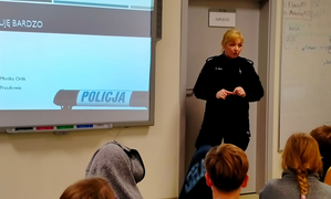 policjantka podczas spotkania z uczniami