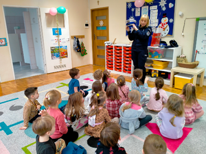 Policjanci podczas spotkania z przedszkolakami