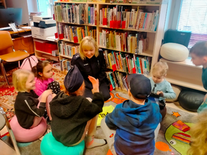 spotkanie policjantki z dziećmi w bibliotece