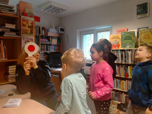 spotkanie policjantki z dziećmi w bibliotece