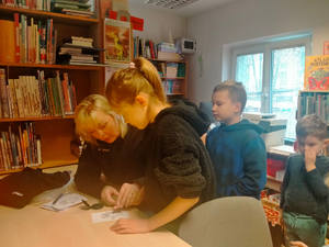 spotkanie policjantki z dziećmi w bibliotece