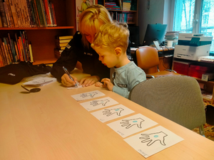 spotkanie policjantki z dziećmi w bibliotece