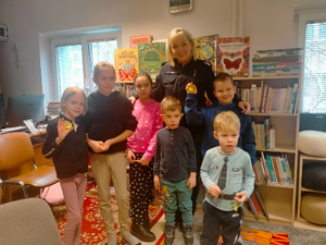 spotkanie policjantki z dziećmi w bibliotece