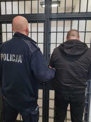 Policjant z zatrzymanym mężczyzną